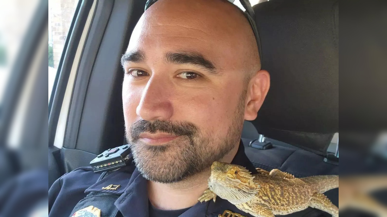 Officer Thomas Swanton and his 'new buddy', an unnamed bearded dragon | Picture courtesy: Slidell Police Department