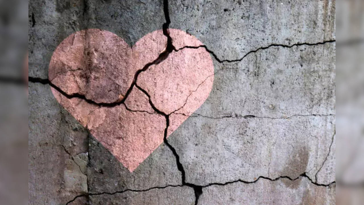 istockphoto-broken heart