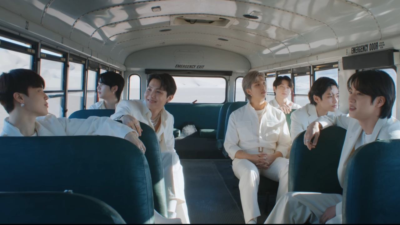 방탄소년단 멤버들이 ‘Yet to Come MV: Watch’에서 그룹의 최고의 삶의 순간을 여행합니다.