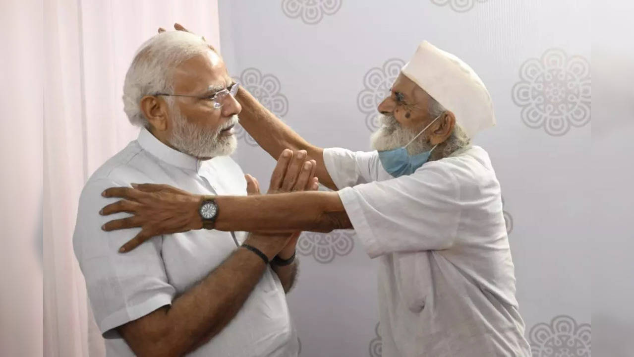 PM Modi meets his school teacher