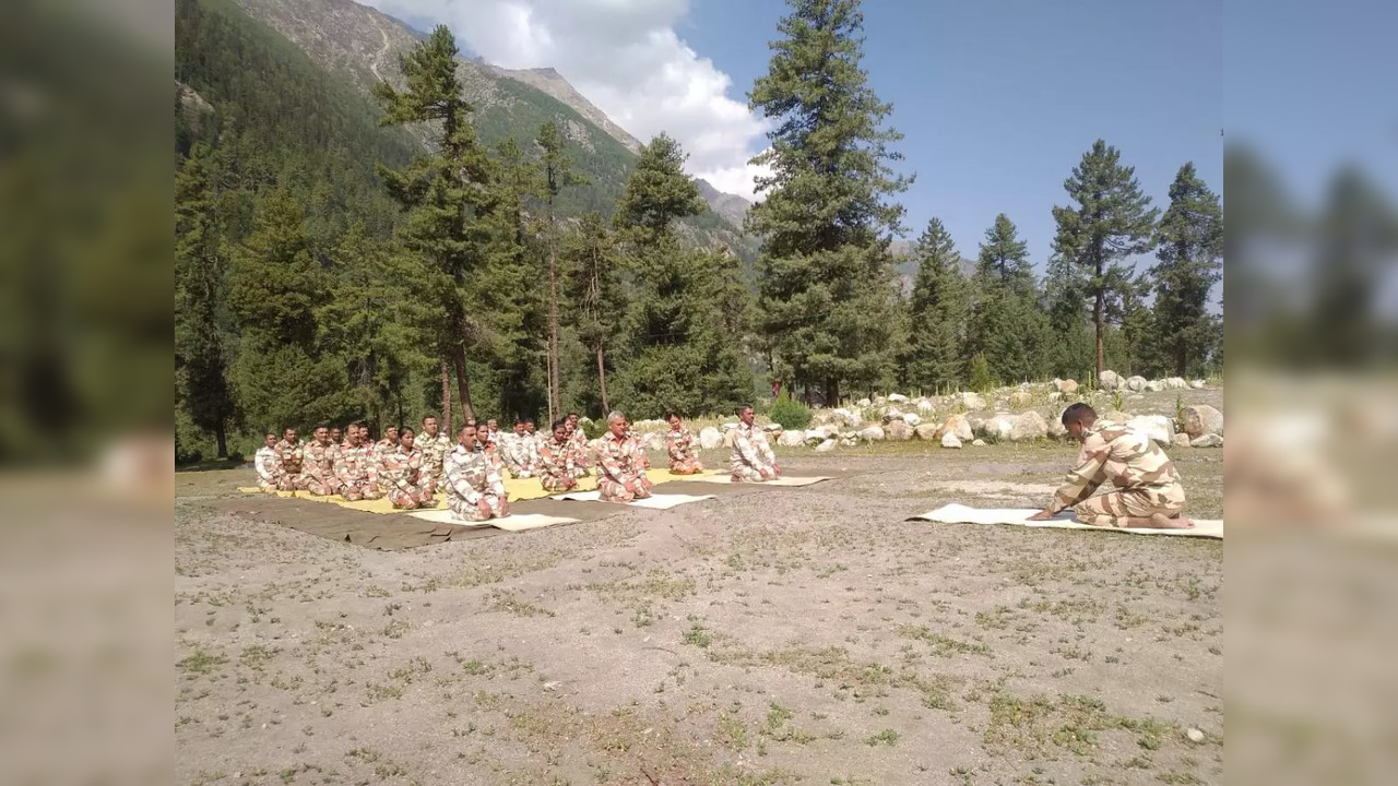 ITBP personnel perform Yoga at high-altitude in Himachal Pradesh | Picture credit: Twitter/@ITBP_official