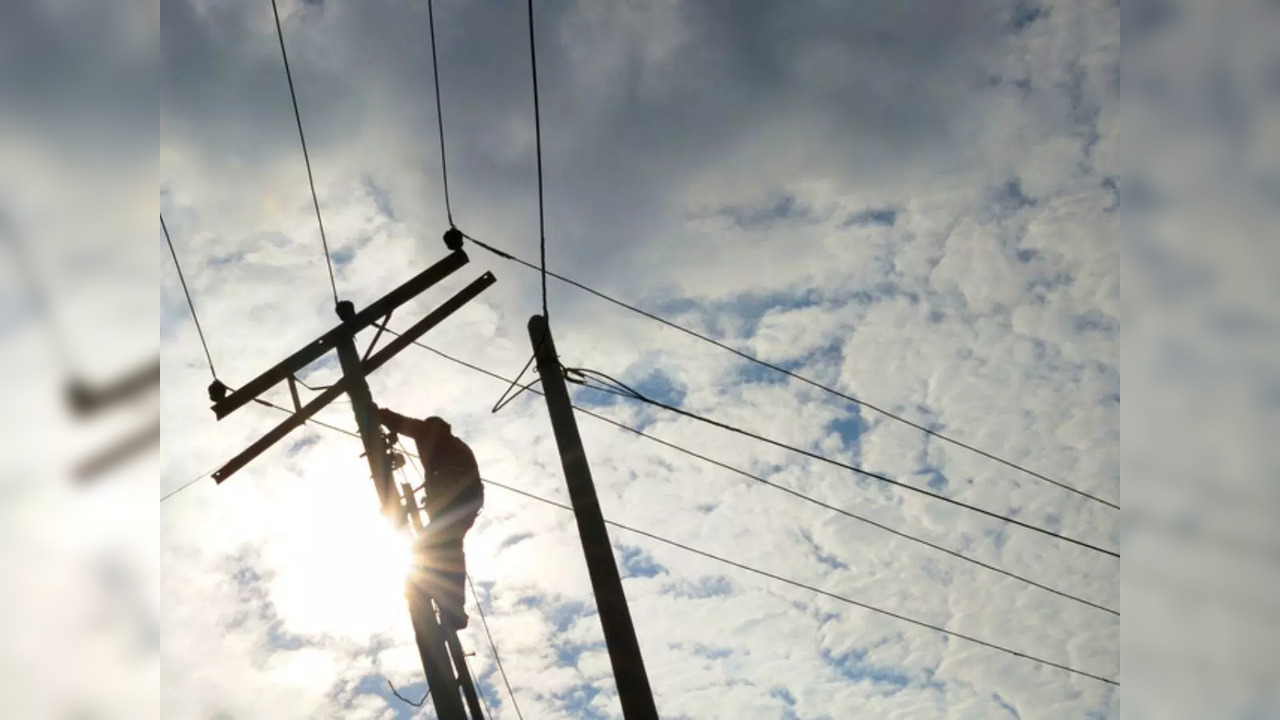 UP Lineman cuts power supply of police station after cop fines him | Representative image