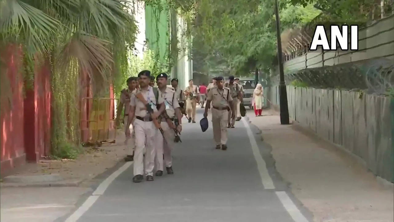 Delhi Police outside Rahul Gandhi's residence