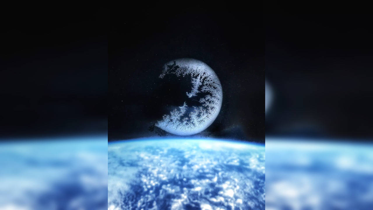 우주 비행사가 국제 우주 정거장 창에서 달 모양의 얼음 결정 사진을 찍고 있습니다.  그러나 그것이 어떻게 형성되었는지 설명할 수 있는 사람은 아무도 없습니다.