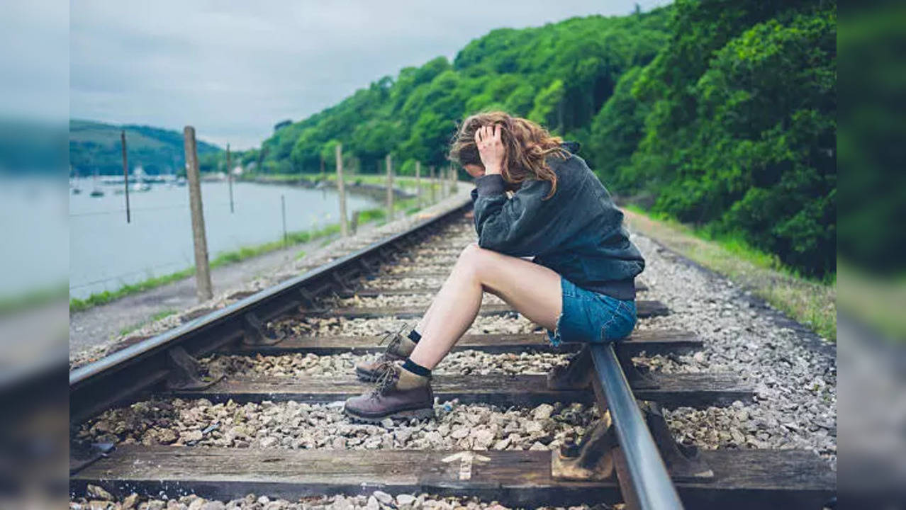 train suicide delhi