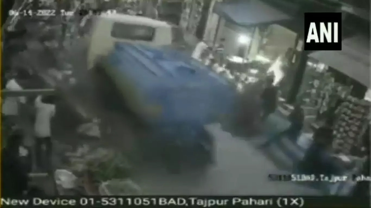 Delhi Jal Board tanker rams into pedestrians.