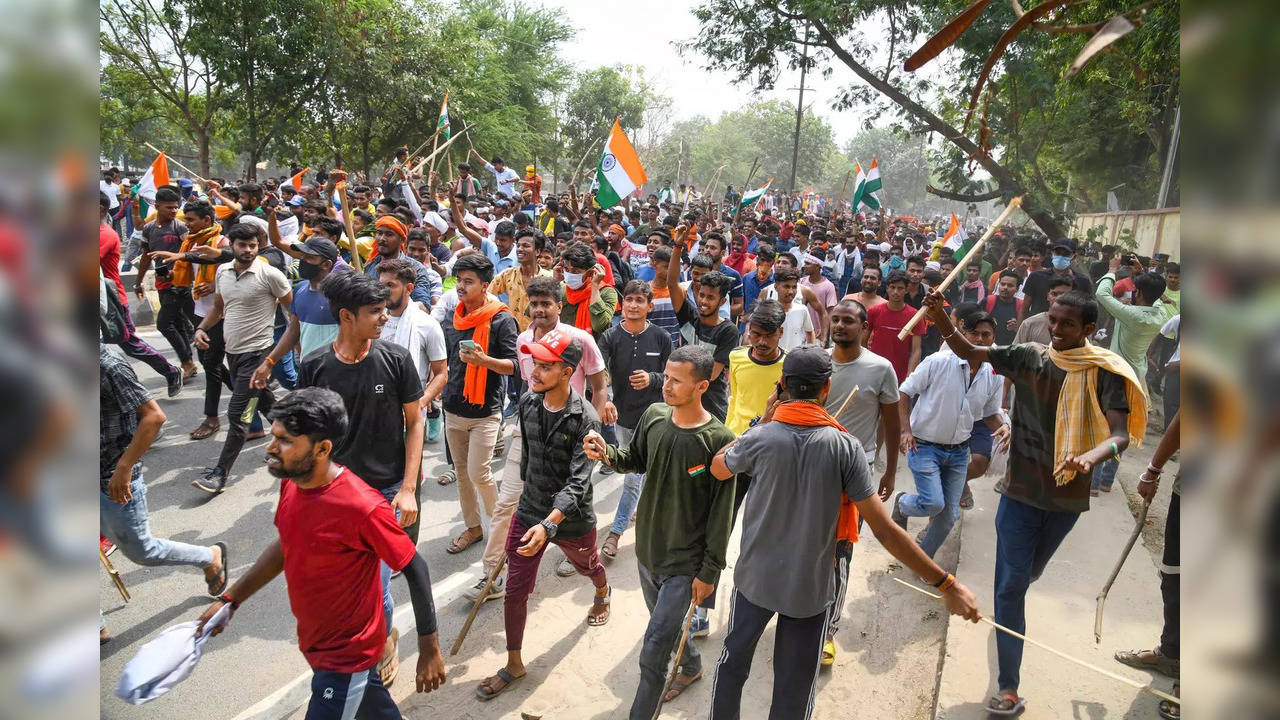 Danapur: Protester block the Khagaul Road during a protest against the 'Agnipath...