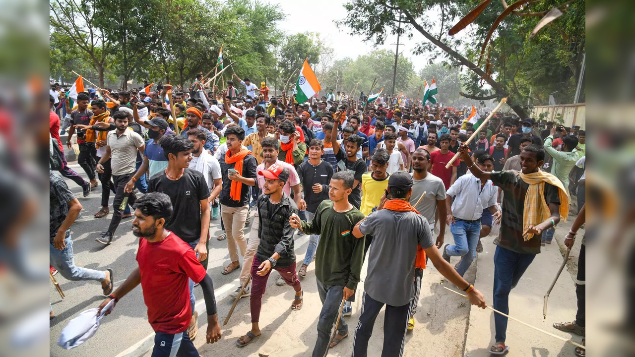 Danapur: Protester block the Khagaul Road during a protest against the 'Agnipath...