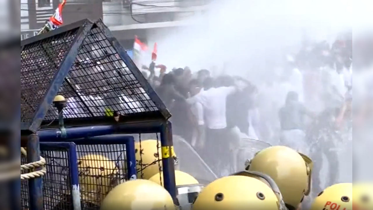 Police use water cannons against protestors in Kerala