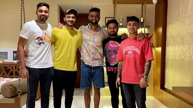 Jaydev Unadkat with Team India players