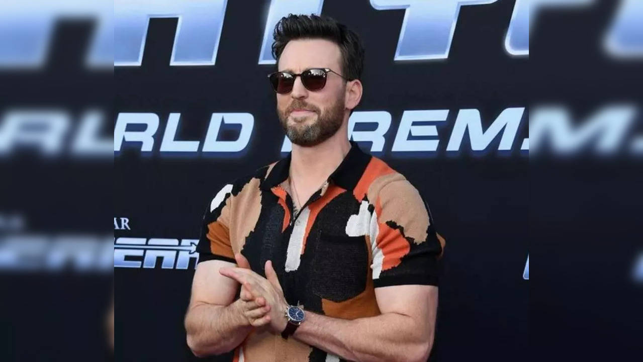 Now 41, Chris Evans is currently gearing up for The Gray Man; but what intrigues his fans the most is that even after years of making magic on the big screen, he does not look a day over 25. (Photo credit: Chris Evans/Instagram)