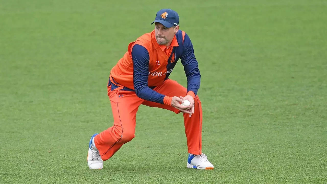 De Nederlander Peter Seeler heeft aangekondigd te stoppen met het internationale cricket na een rugblessure.