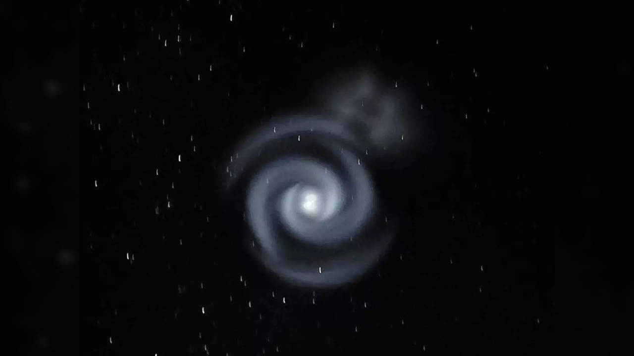 Mysterious blue light spiral spotted in the night sky over New Zealand | Picture courtesy: Twitter/@AndyVermaut