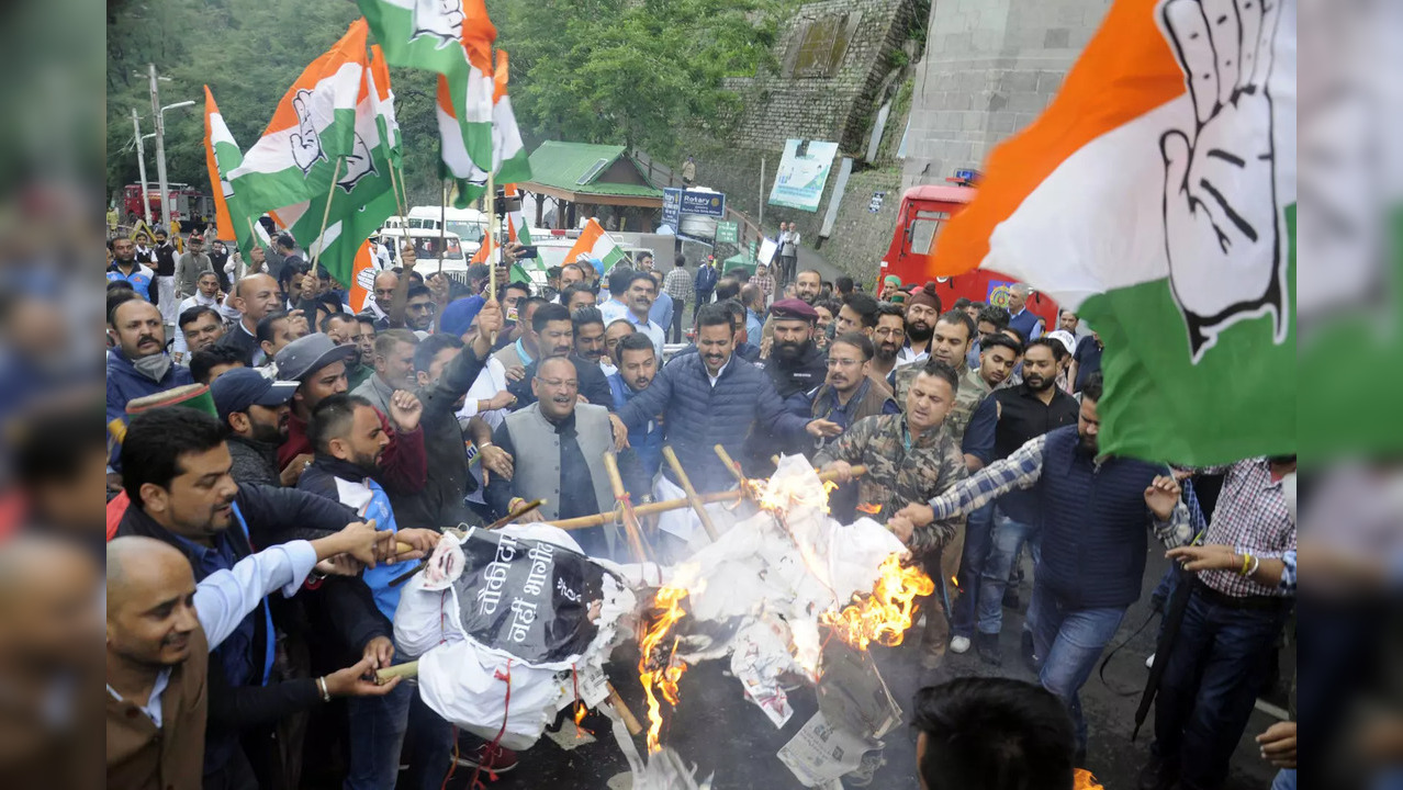 Shimla: Congress activists burn an effigy during a protest against the Agnipath ...