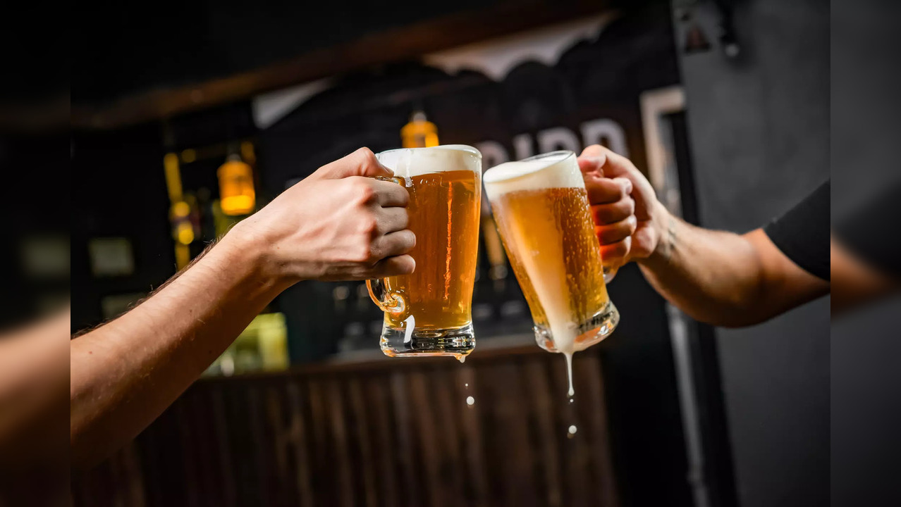 According to a Texas study, drinking moderate levels of alcohol could mitigate early death risk from all causes. A research in Holland involving 5500 people revealed that drinking half-pint of beer each day could help people live longer.