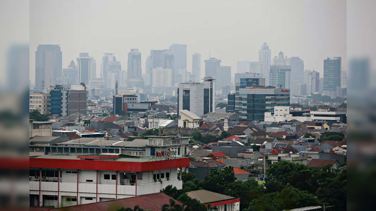 Turning a blind eye to sinking Jakarta