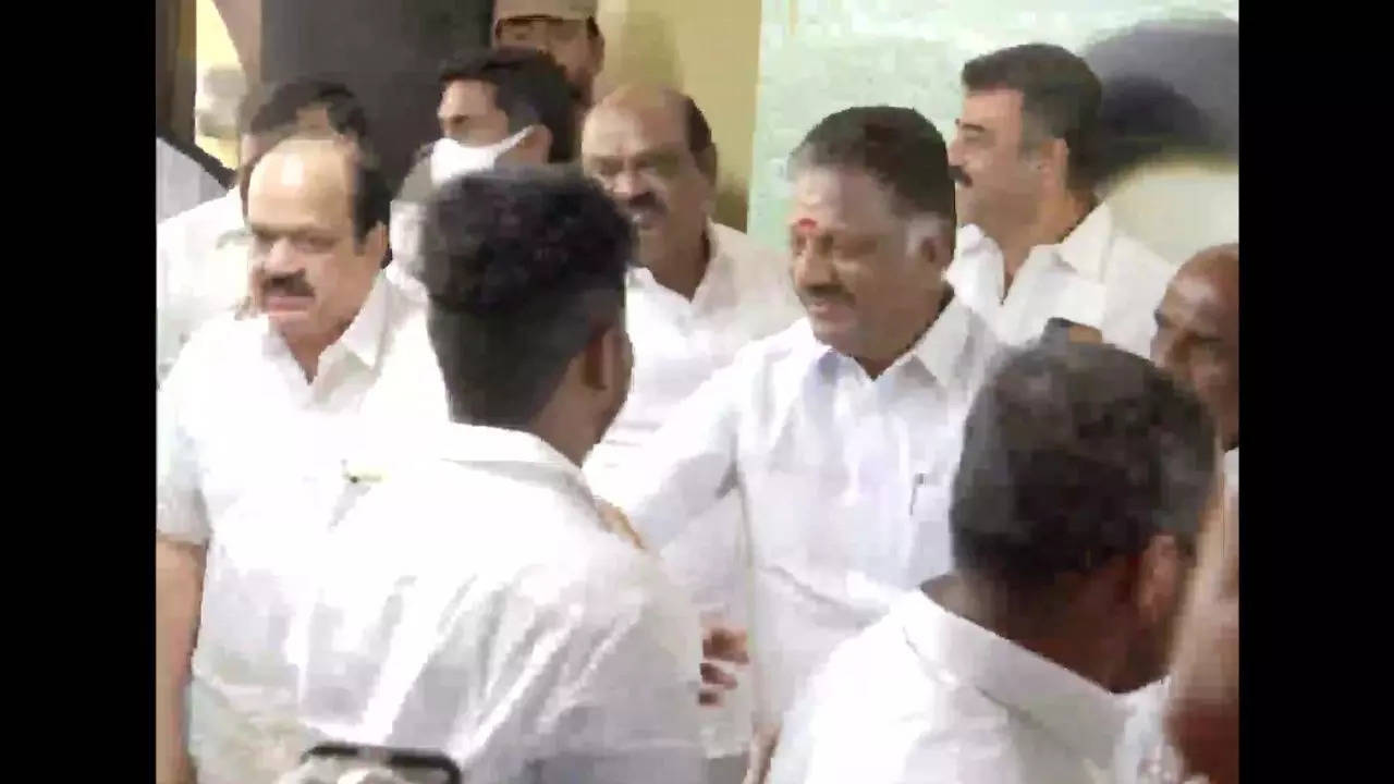 AIADMK coordinator O Panneerselvam meets supporters