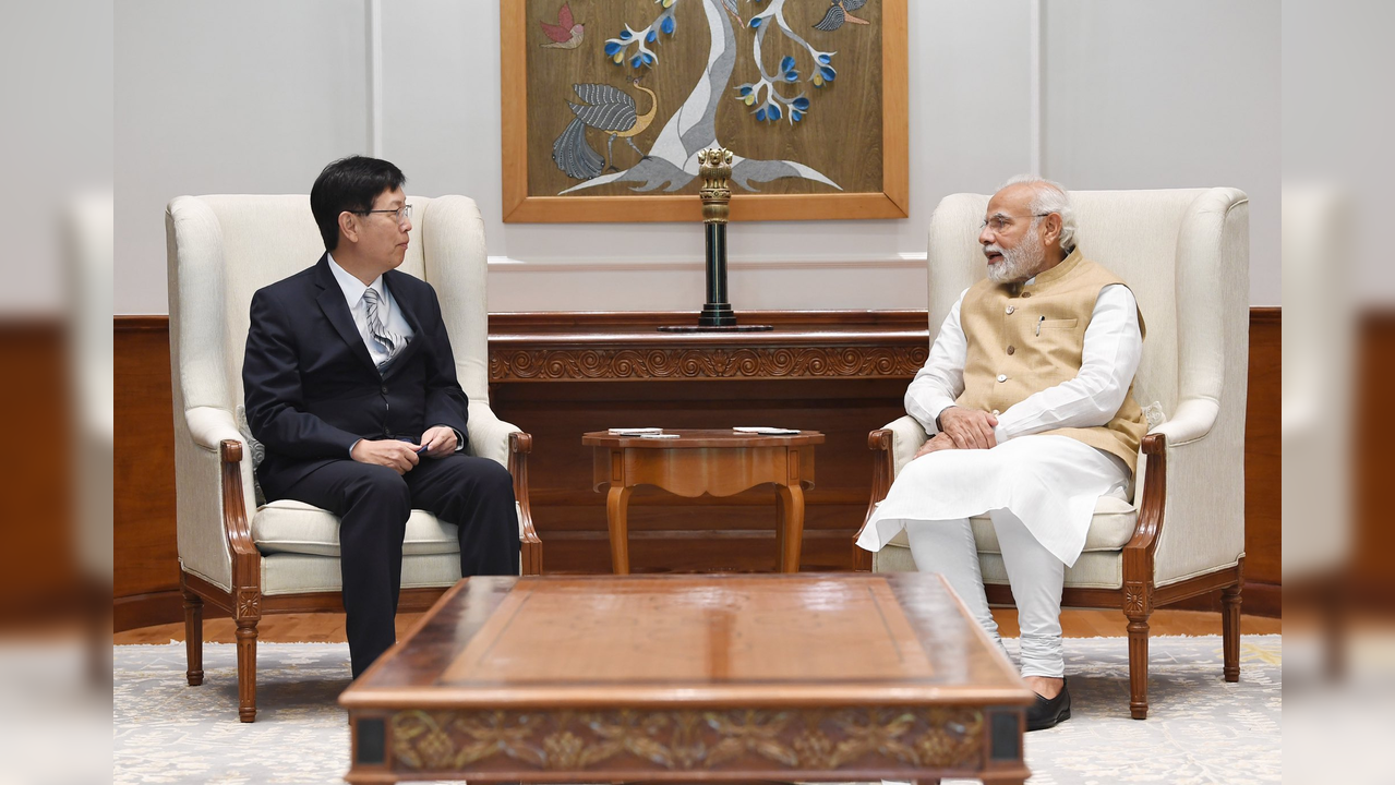 PM Narendra Modi meets Foxconn chairman Young Liu (Image source: PM Twitter handle)