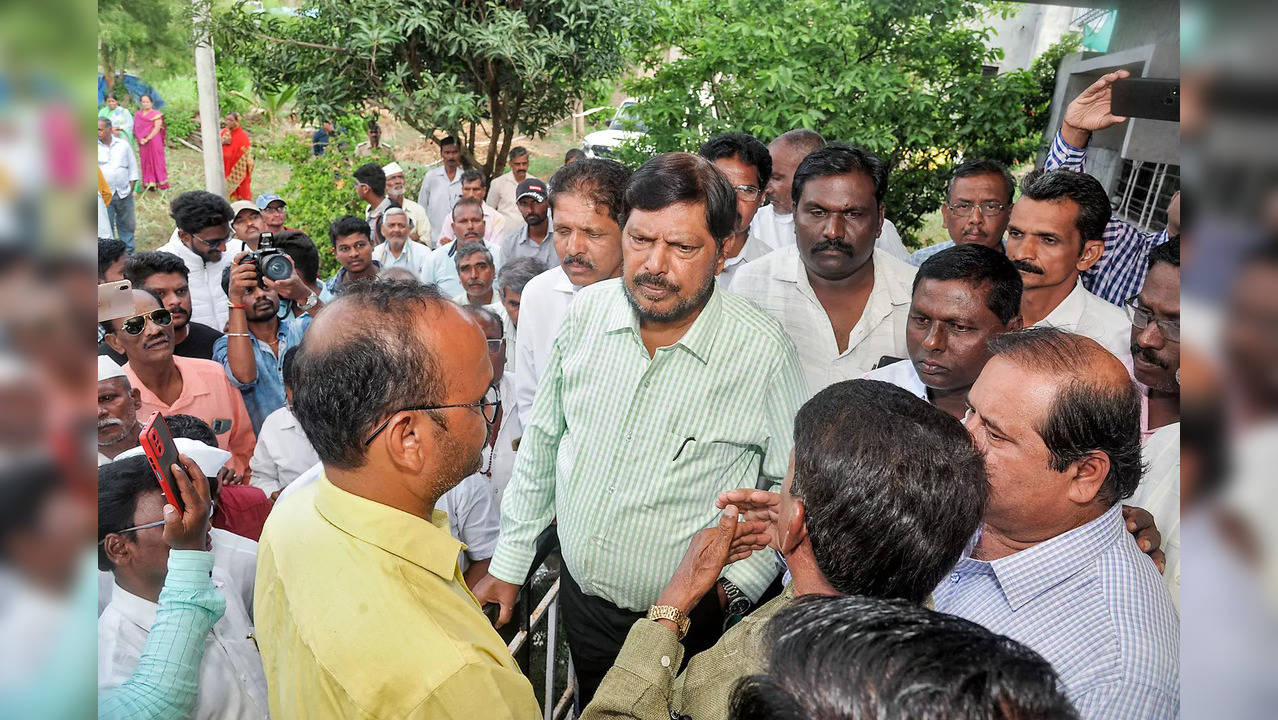 Sangli: Union MoS for Social Justice and Empowerment Ramdas Athawale interacts w...