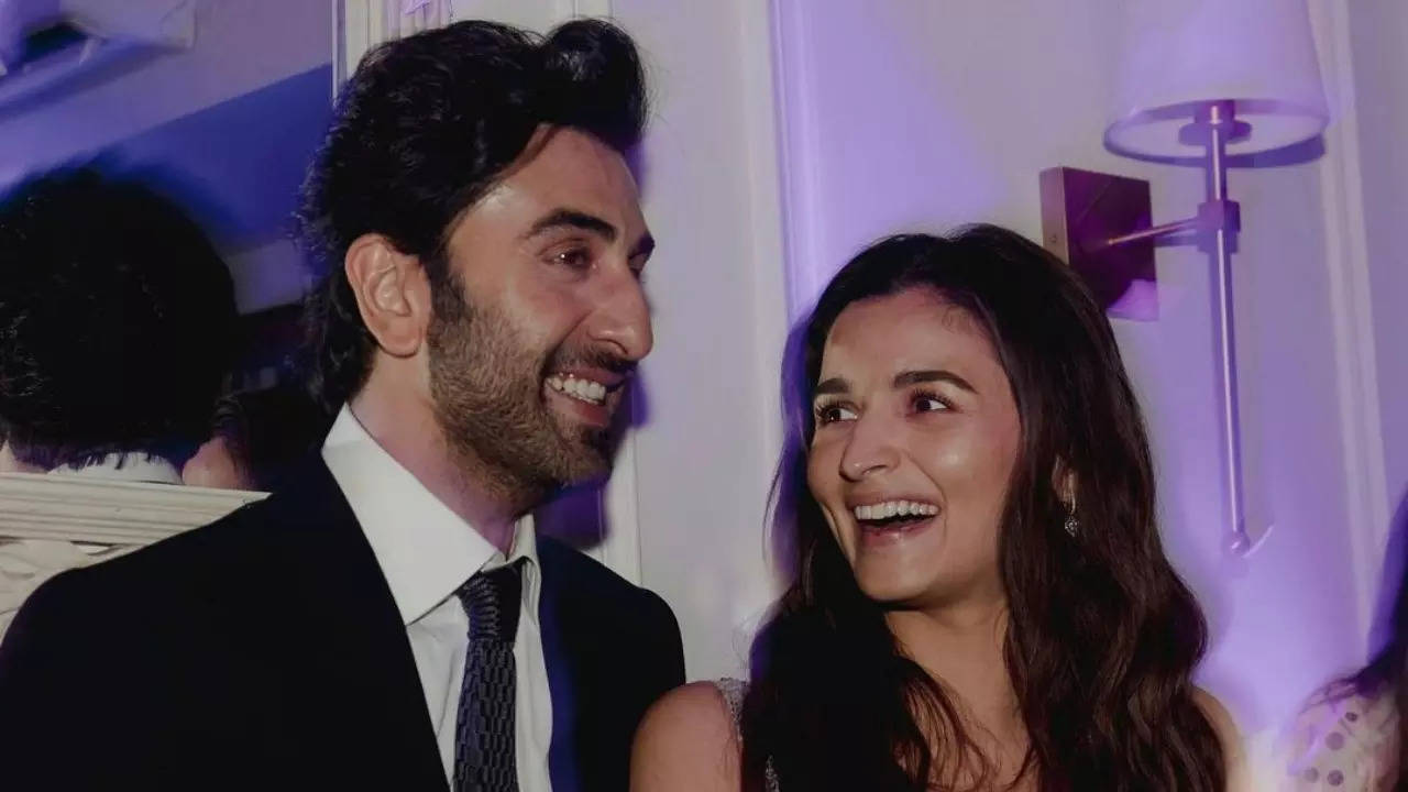 Alia Bhatt, Ranbir Kapoor expecting first child! Actress announces pregnancy with adorable pic from hospital - SEE INSIDE