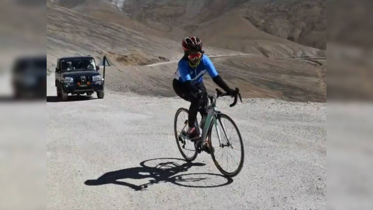 Preet Maske, of Pune, cycled nearly 430 kilometres from Leh to Manali in just 55 hours and 13 minutes | Picture courtesy: Twitter/@BROindia