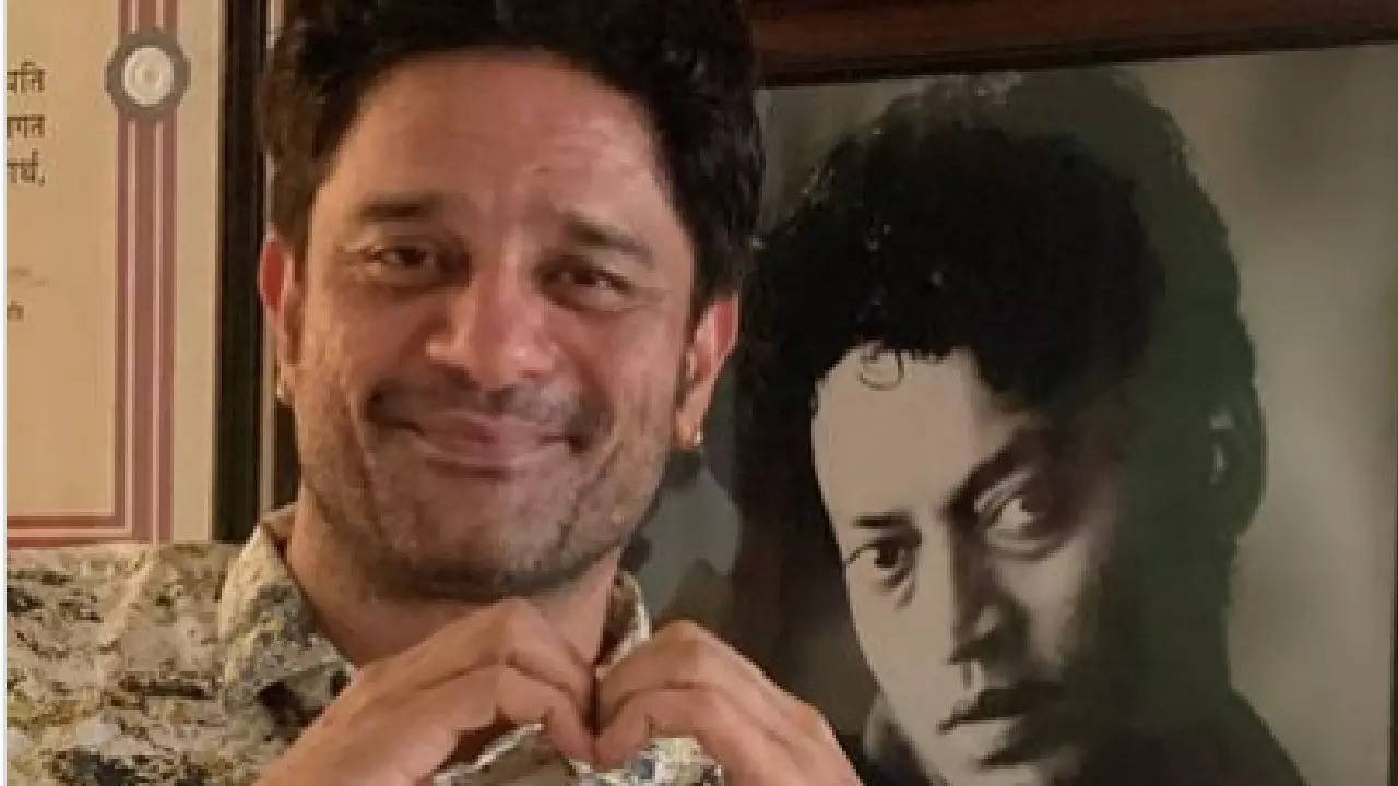 Jaideep Ahlawat poses in front of Irrfan Khan's portrait