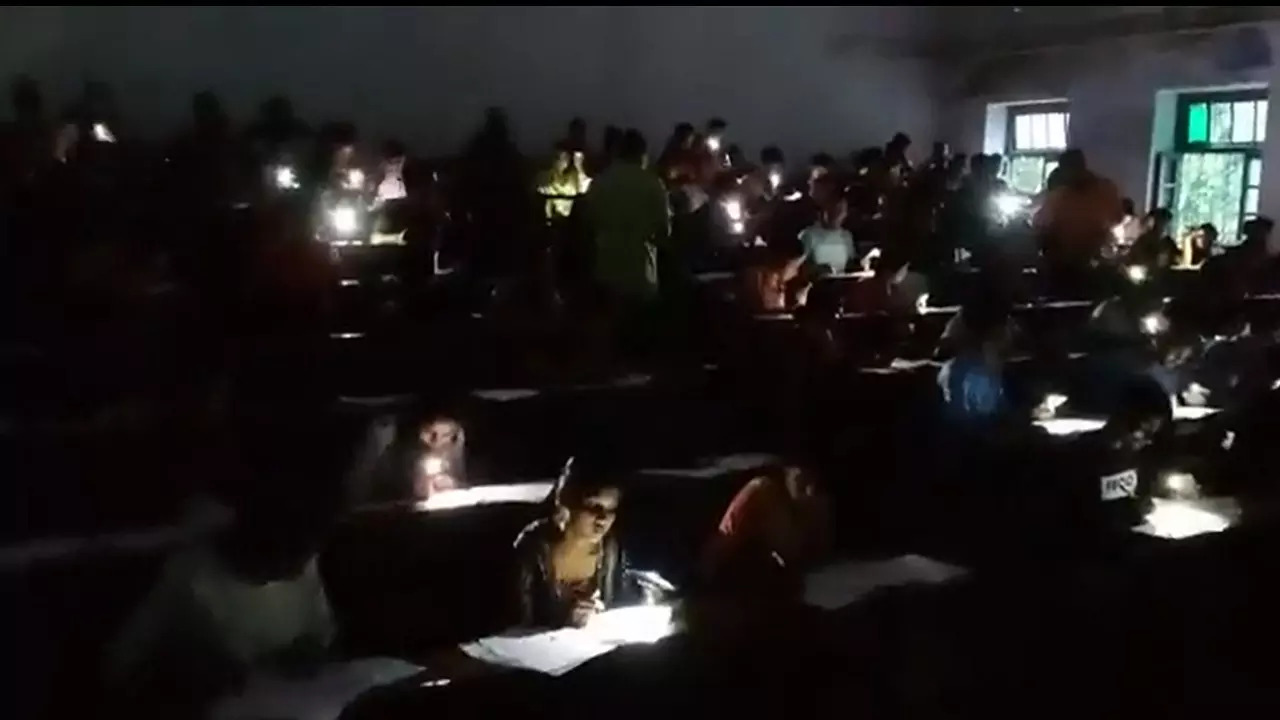 [WATCH] Students use mobile flashlights to write exam in Bihar college ...