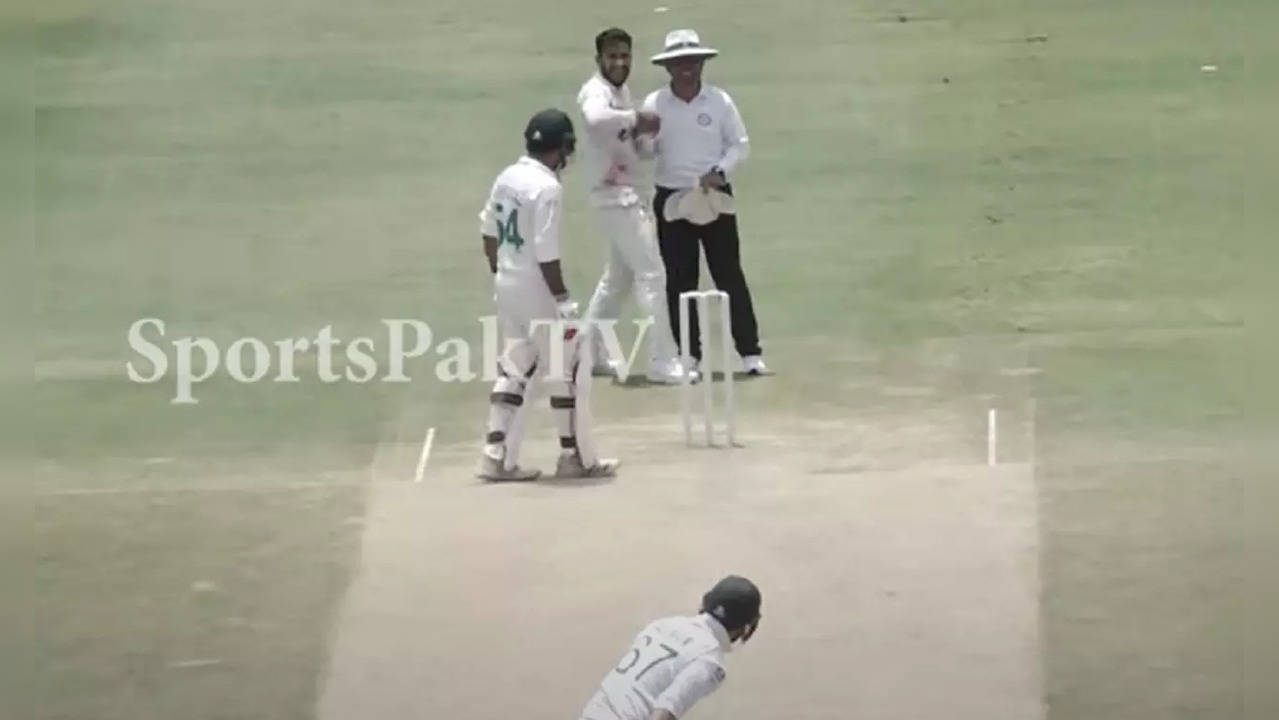 Hasan Ali raising umpire's finger