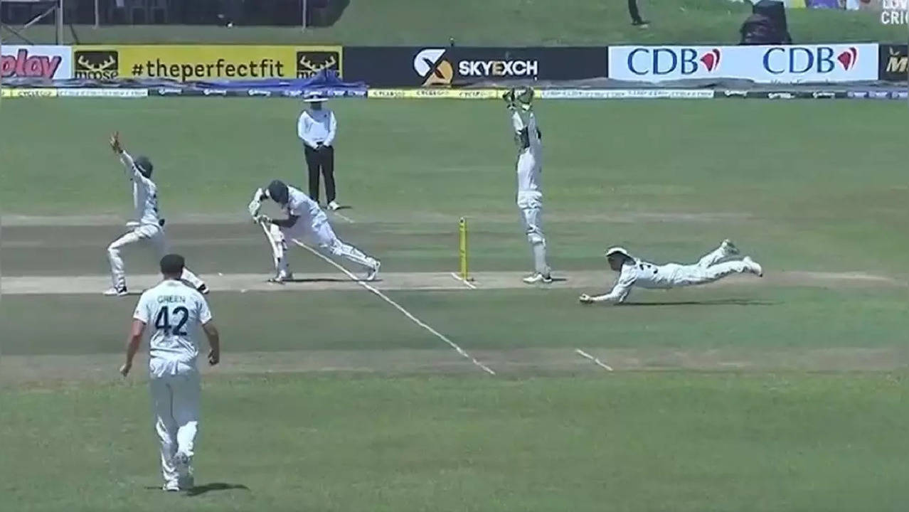 David Warner Dimuth Karunaratne catch 1st Test