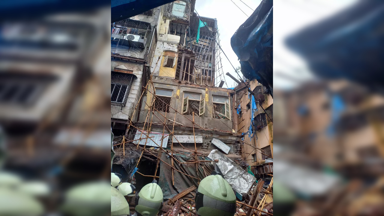 House collapses in Kalbadevi