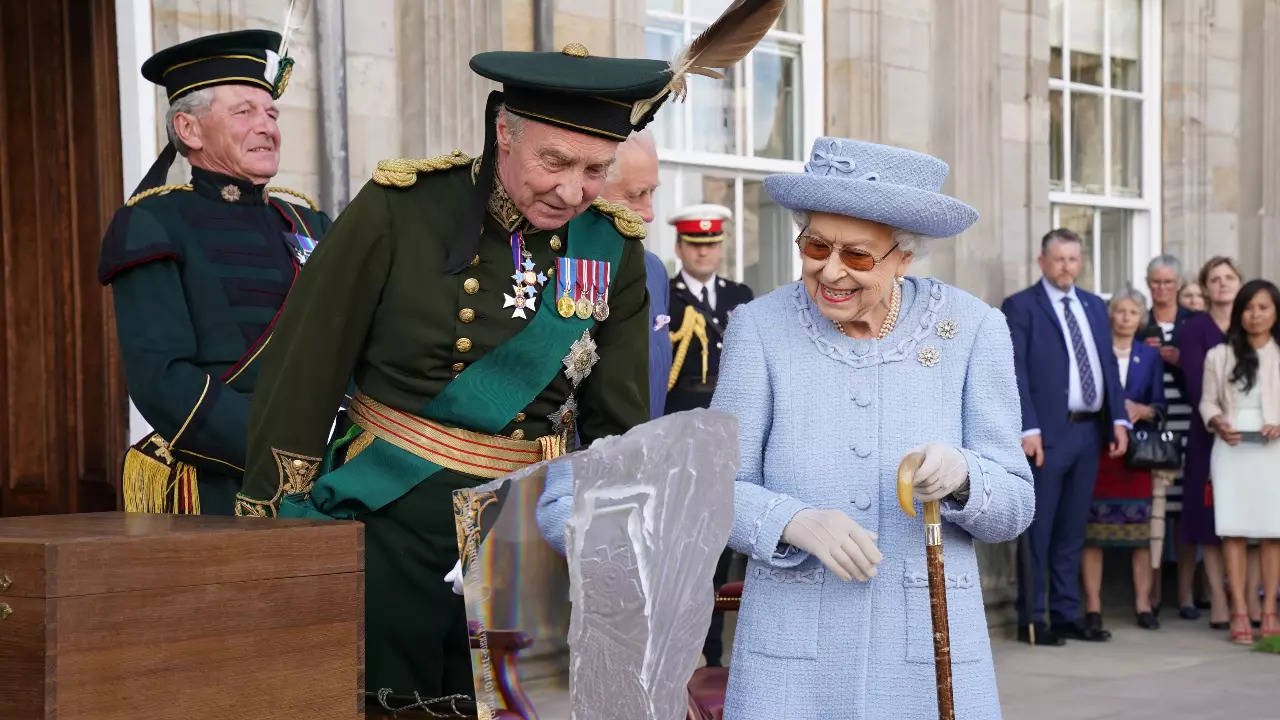 The Duke of Buccleuch presents a Reddendo to the Queen