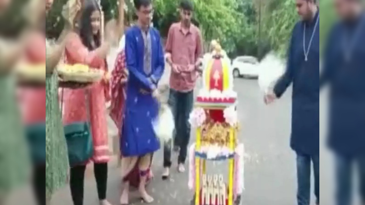 A man in Vadodara took a 'robotic Rath Yatra' of Lord Jagannath out on the streets | Picture courtesy: ANI