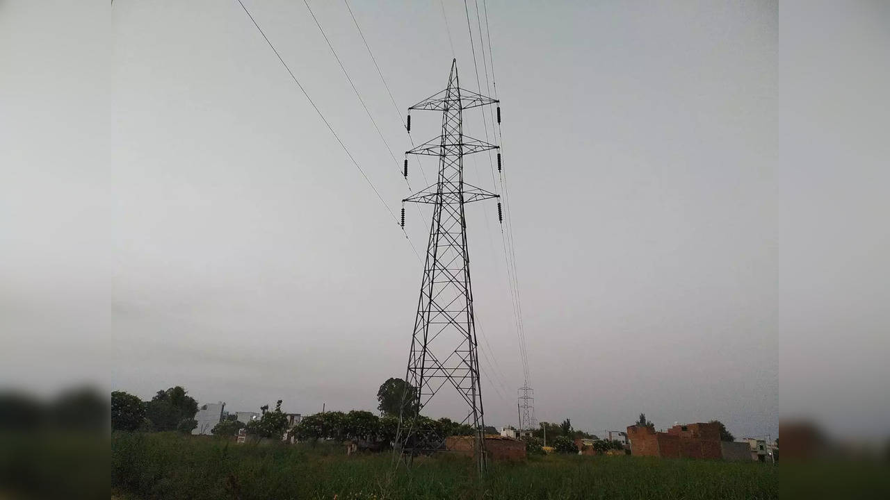 Electric transmission line (file image)