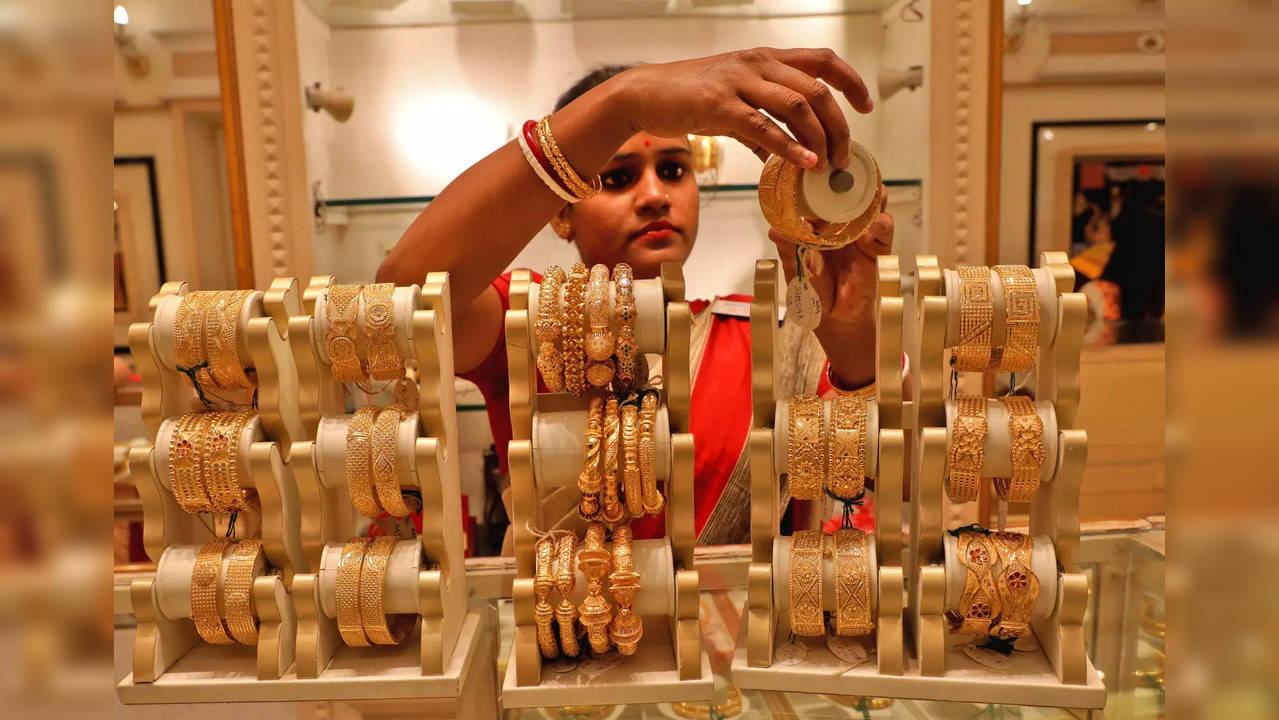 Gold prices expected to surge Rs 2,000/10 gm after duty increase