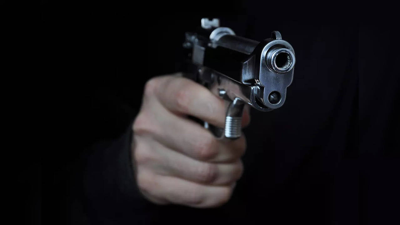 New Delhi: Unidentified persons shoot builder in Paschim Vihar