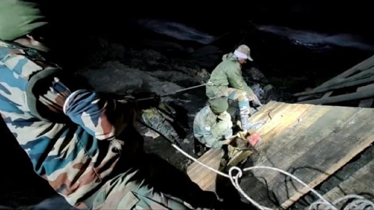 ​Chinar Corps of the Indian Army works to restore bridge on Amarnath Yatra route.