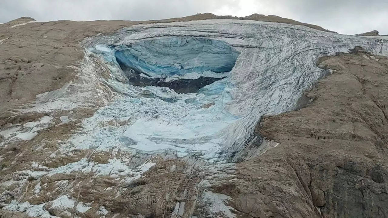 Italy alps glacier collapse six dead AP