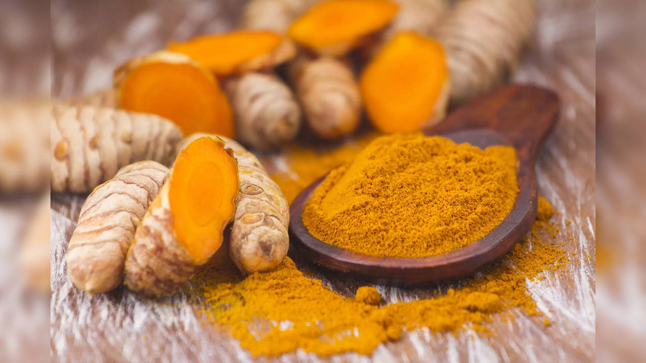 Turmeric or haldi is a popular spice blessed with anti-inflammatory and anti-bacterial properties. It is often used to give food a distinct colour and to treat injuries and infections. Curcumin, an active compound in the spice, holds the anti-inflammatory properties.