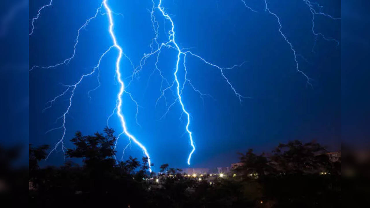 istockphoto-lightning strike