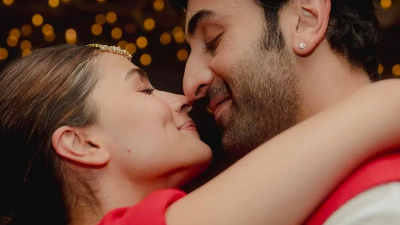 Alia Bhatt Reveals Ranbir Kapoors Proposal Details Says ‘he Just Carried The Ring And 5934