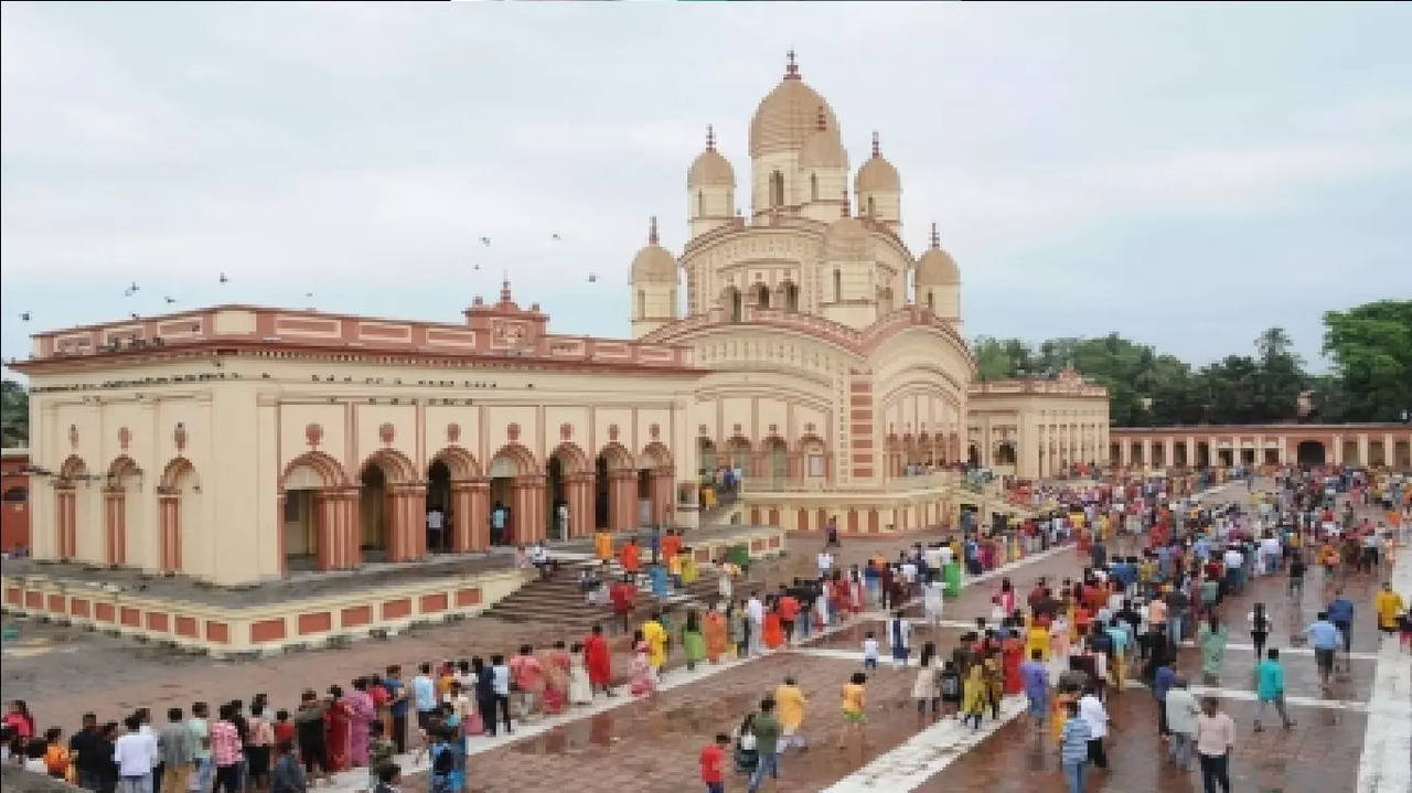 The temple committee of Dakshineswar Kali Temple has also filed a police complaint in this connection.