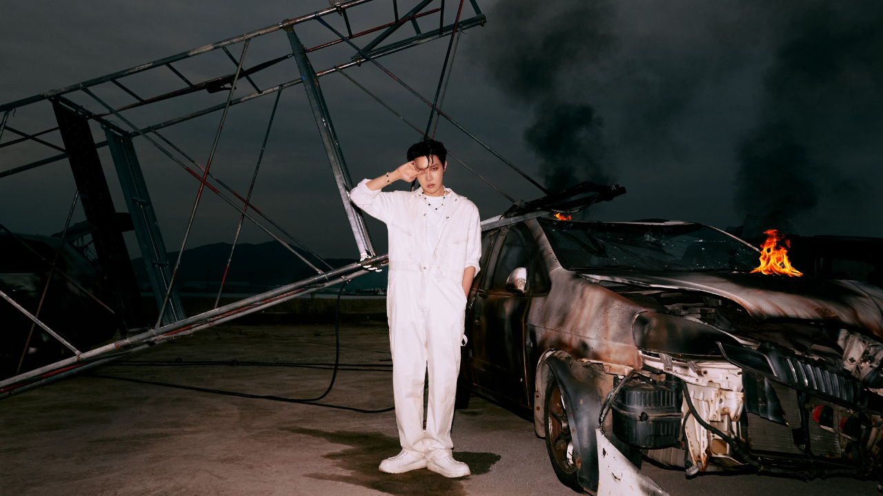 방화의 첫 번째 컨셉 이미지 세트에서 BTS ‘J-Hope’ Burns It All’ – 사진 인사이드