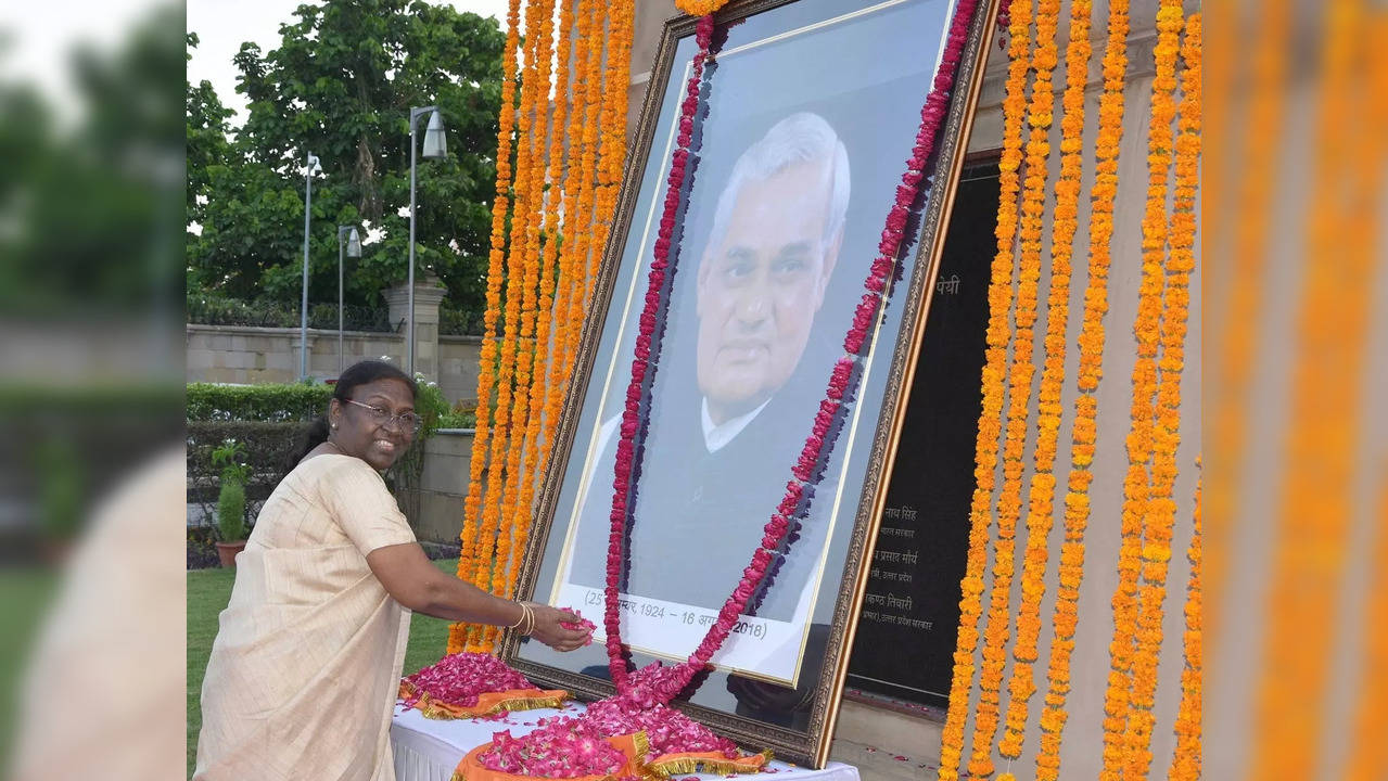 LUCKNOW :NDA's Presidential candidate Droupadi Murmu pays tribute to former Prime Minister Atal Bihari Vajpayee, at Lok Bhawan in Lucknow, Friday.(PHOTO:IANS/Phool Chandra)