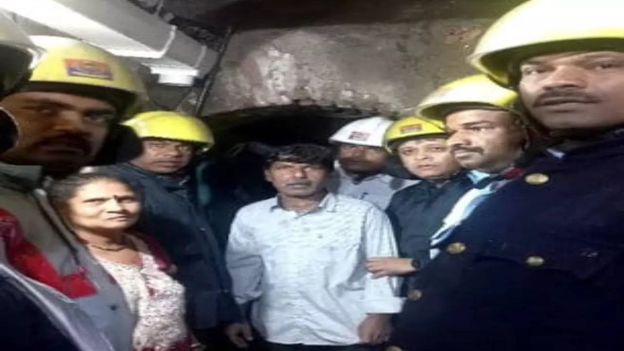 four injured after a portion of building collapsed in Pune