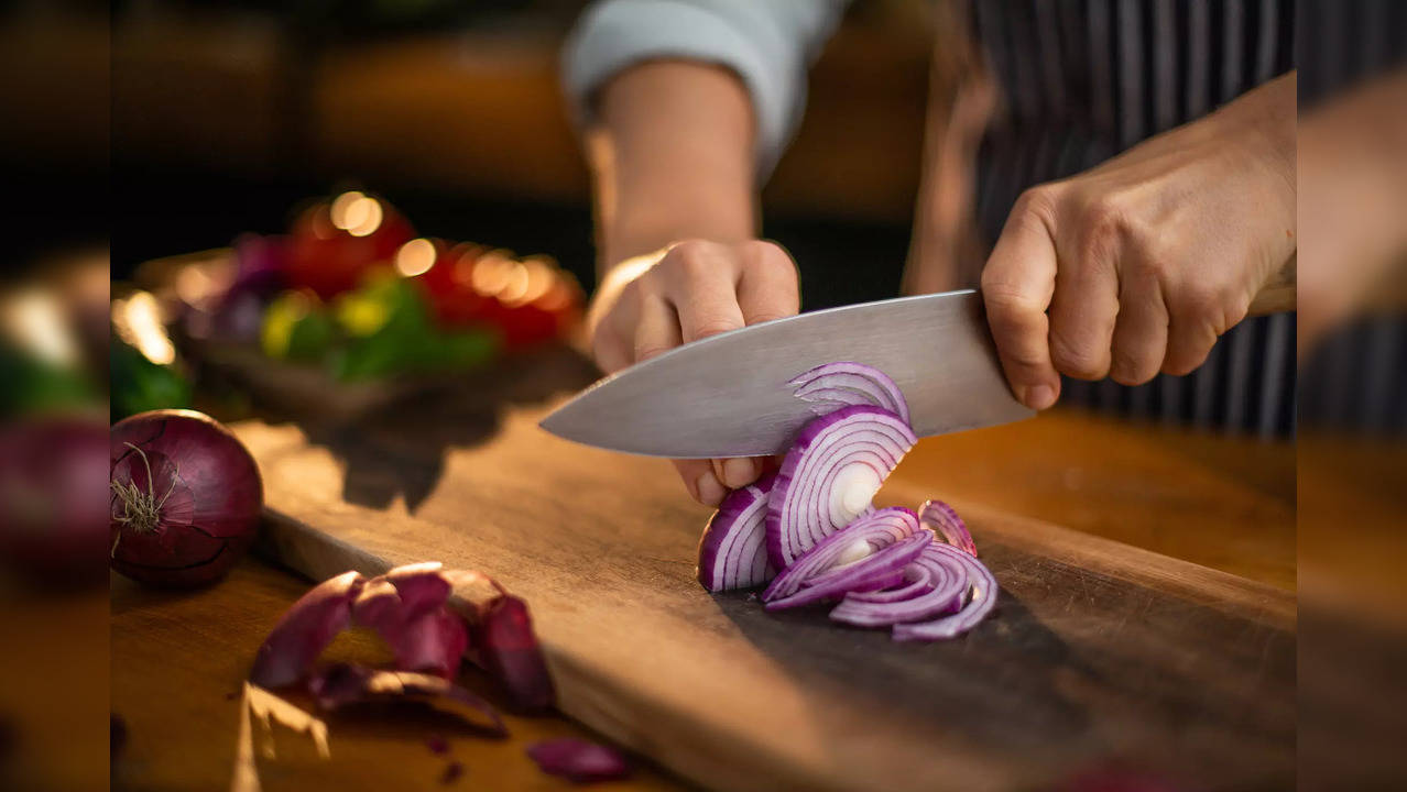 Red onions have large quantities of manganese, vitamin C and vitamin B6. It also contains traces of carbs, proteins, sugar and fibre.