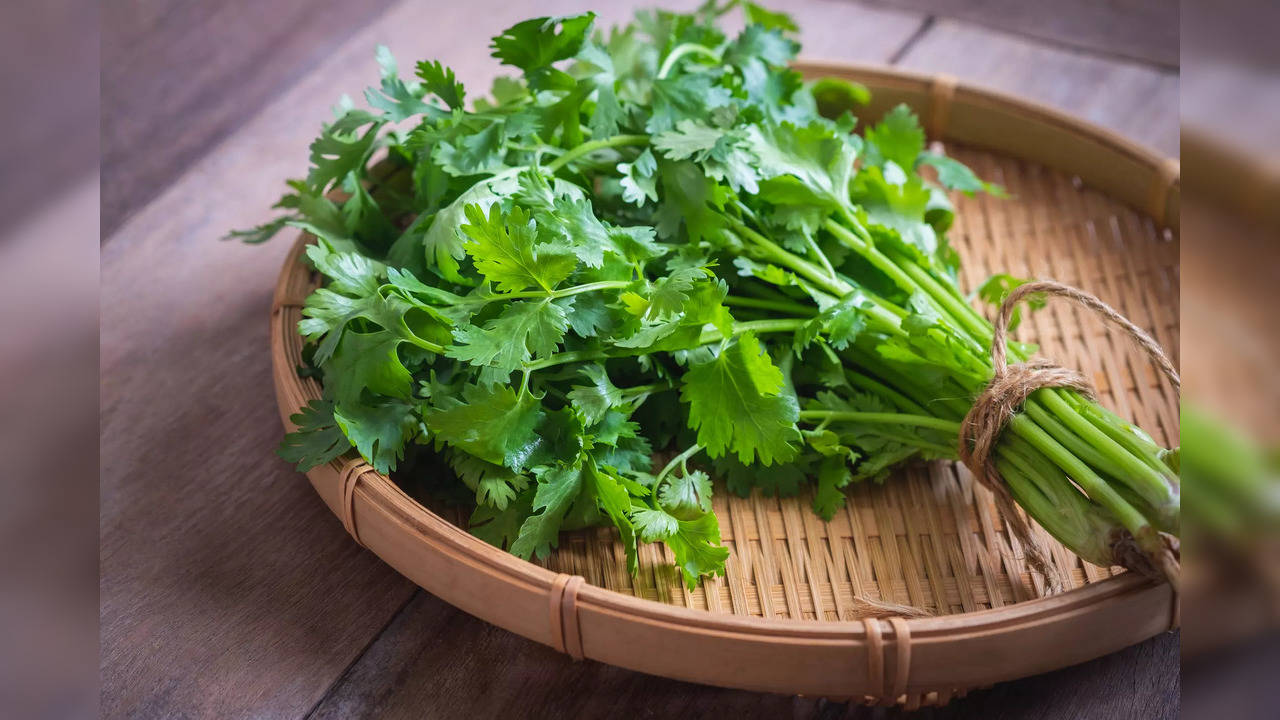 Cilantro is a rich source of antioxidants that help release free radicals to reduce oxidative stress and prevent inflammation.