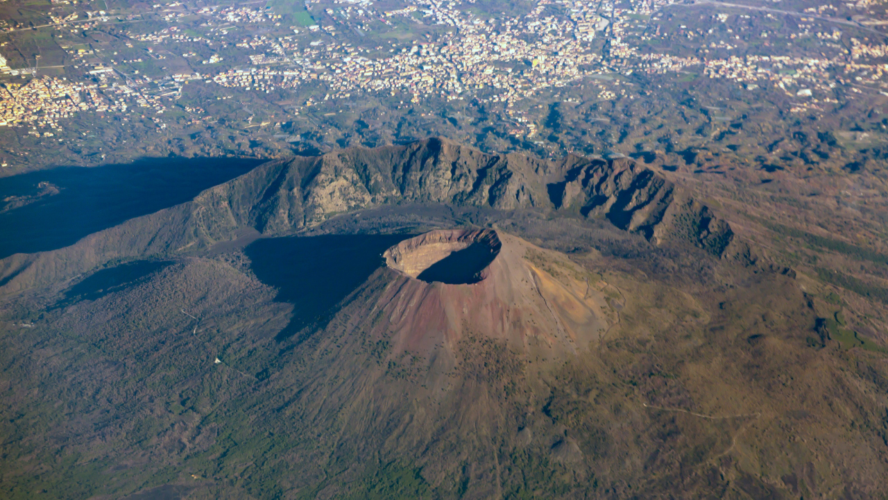 US tourist falls into Mount Vesuvius after taking selfie