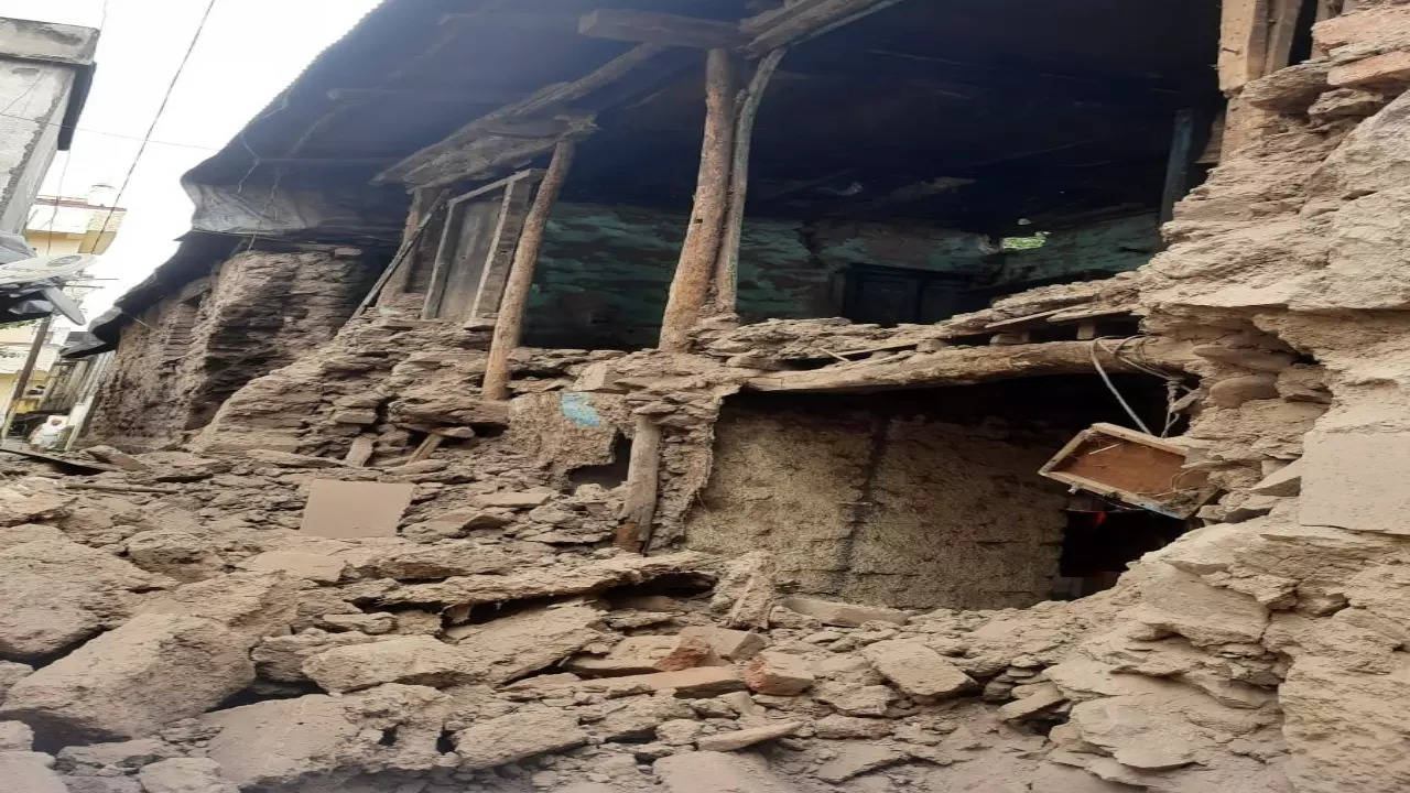 Wall of a residential structure collapses in Pune