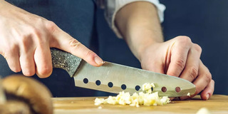 How to remove smell of onion and garlic from hands: 5 helpful hacks