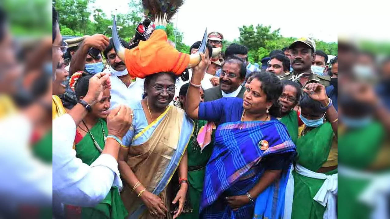 Amaravati :NDA's presidential candidate Droupadi Murmu welcome by Andhra Pradesh Chief Minister Y.S Jagan Mohan Reddy upon her arrival in Amaravati on Tuesday July 12,2022.(Photo:snapsIndia IANS)